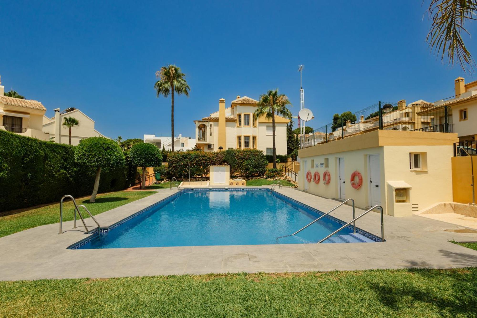 Beautiful Townhouse Walking Distance To The In Costabella, Vakantiehuis *