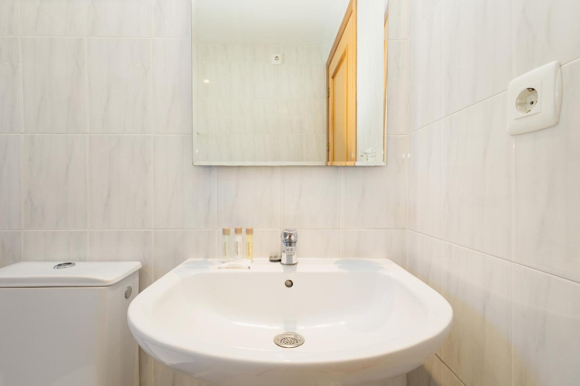 Beautiful Townhouse Walking Distance To The In Costabella, Ferienhaus