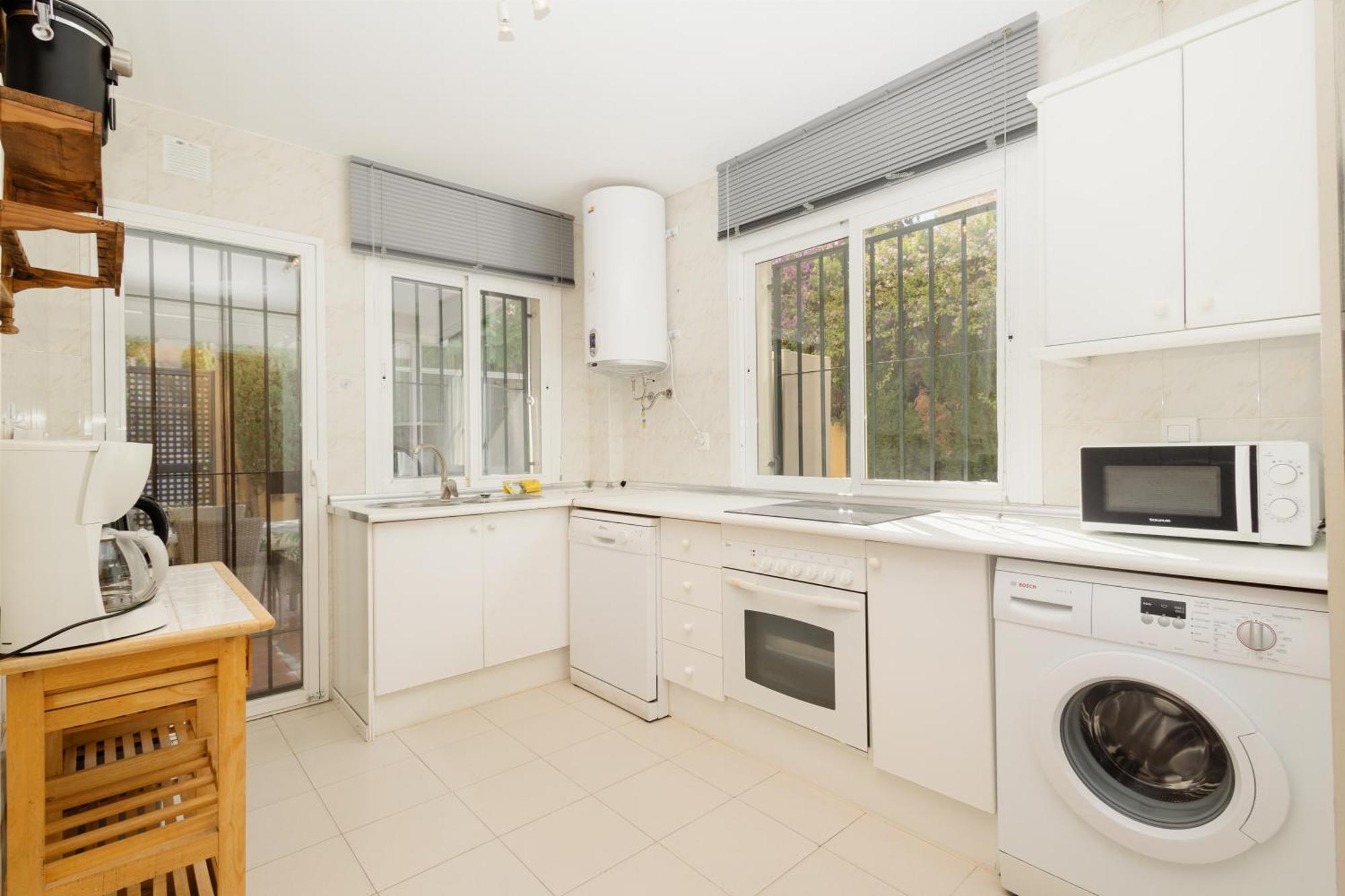 Beautiful Townhouse Walking Distance To The In Costabella, Ferienhaus Marbella